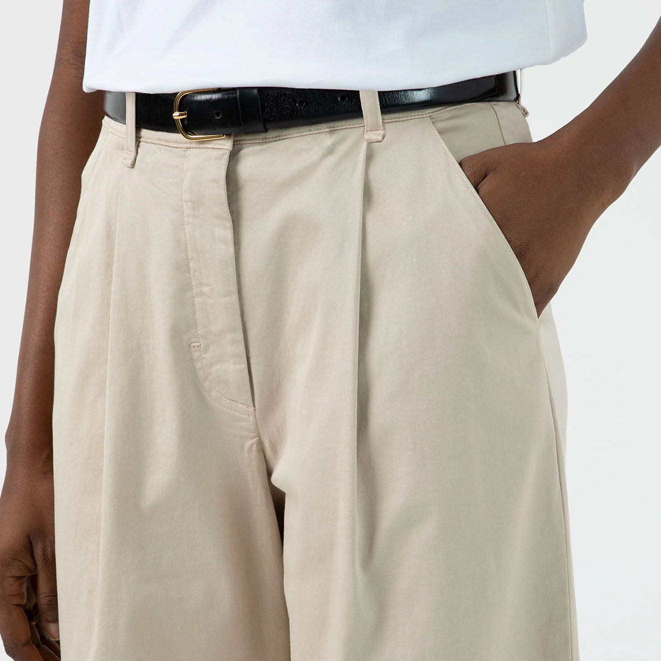 Sunspel Womens Pleated Chino Light Stone - The Sporting Lodge